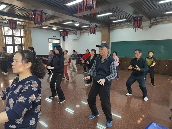 老年大学陪读_副本.jpg