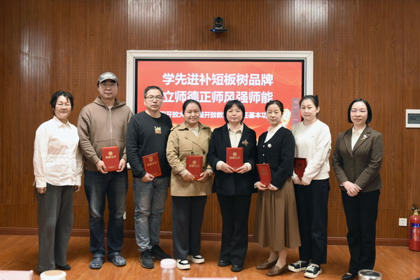 李红颁奖.jpg