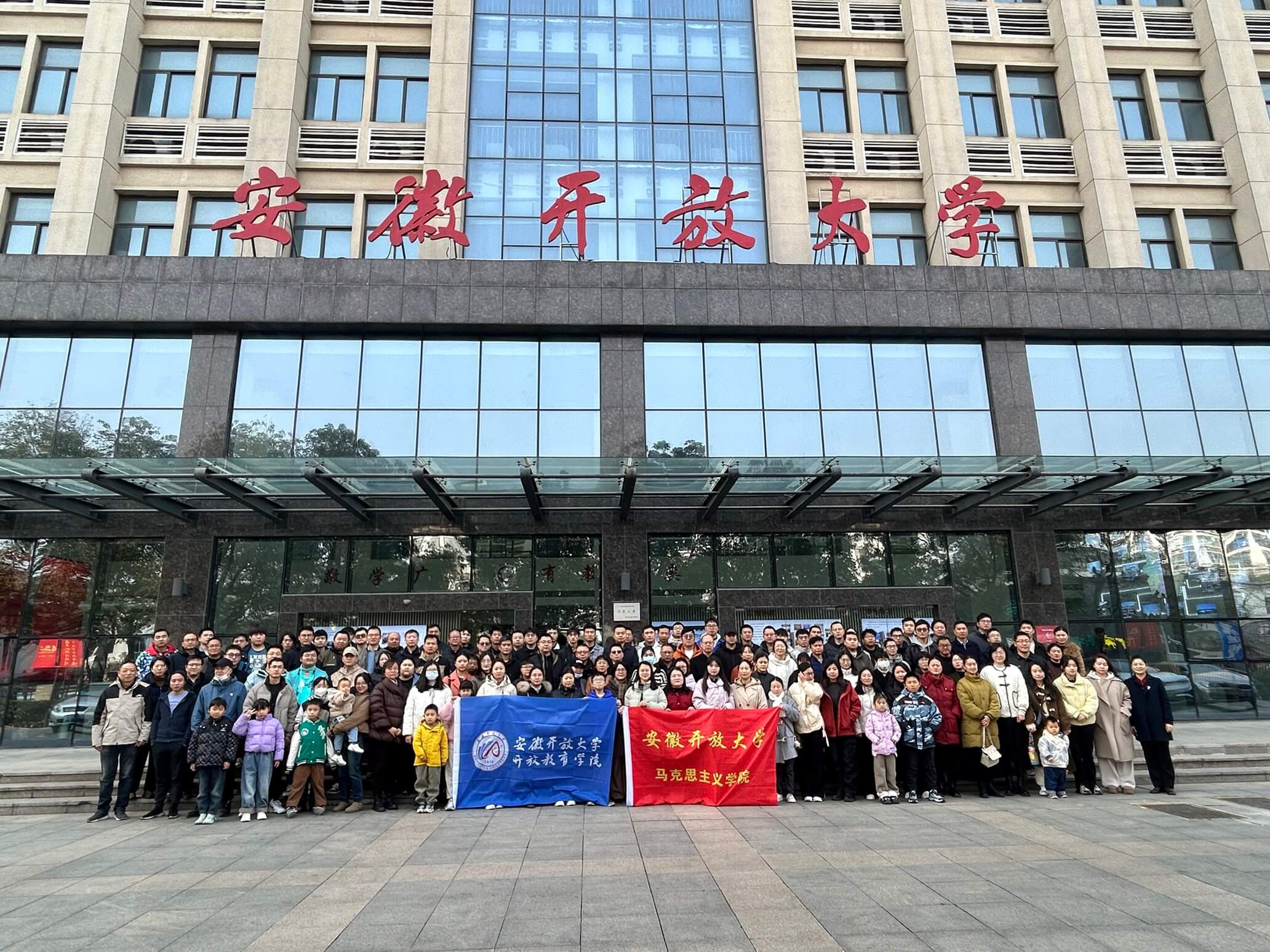 行走的思政课：我校组织开展“学校史 知校情”主题实践教学活动