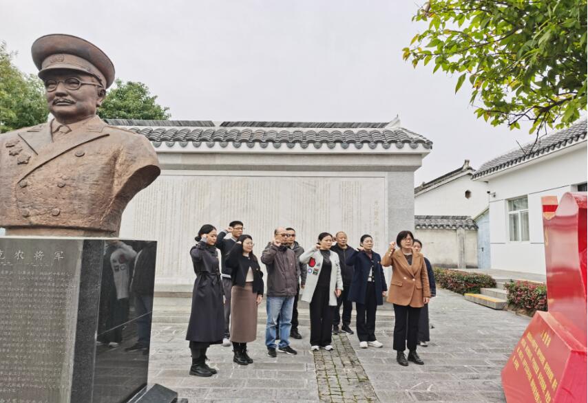 马克思主义学院教师党支部与学习资源党支部联合开展“传承革命精神 弘扬革命文化”主题党日活动